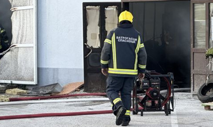 ZASTRAŠUJUĆ SNIMAK POŽARA U NOVOM PAZARU Buktinja guta industrijsku zonu (VIDEO)