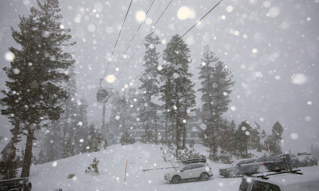 PAO SNEG U AVGUSTU! Kod komšija se zabelelo, turisti šokirani - snimili neverovatne prizore (FOTO+VIDEO)