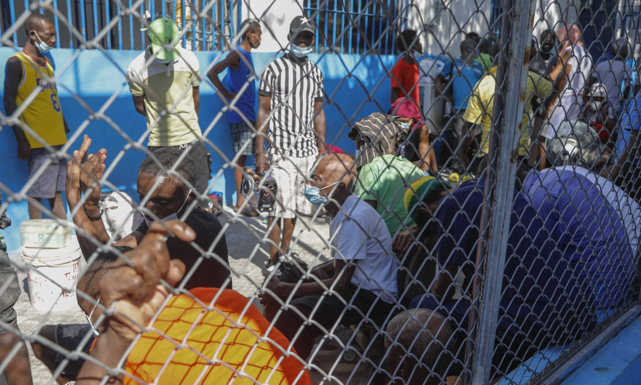 Vanredno stanje na HAITIJU! Naouražane BANDE upale u zatvor i OSLOBODILE skoro sve ZATVORENIKE (FOTO)