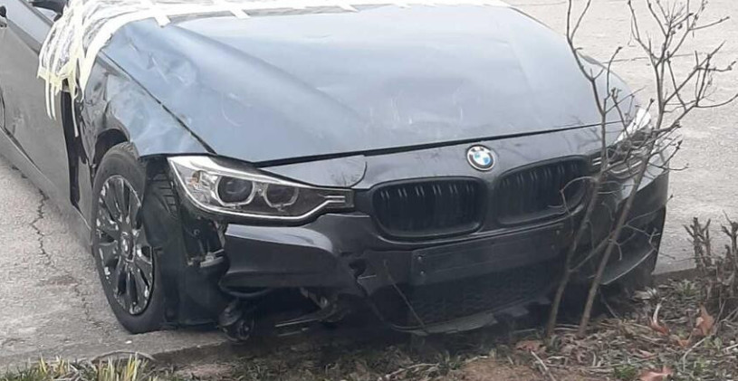 BMW OBORIO DRVO I ULETEO NA TROTOAR Neverovatna nesreća u Beogradu na vodi! Ljudi gledaju i ne veruju (FOTO)