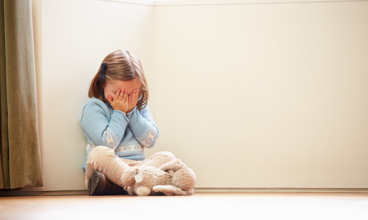 UŽAS U MLADENOVCU! Pijani otac pretukao trogodišnju ćerku! Ovo je zdravstveno stanje devojčice po prijemu u Tiršovu!