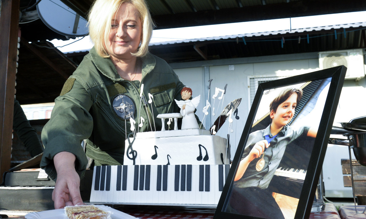 SINE MOJ JEDINI, TEBI MAJKA ZBORI Reči majke dečaka Andrije Čikića na godišnjicu smrti malog genija kidaju dušu (FOTO)