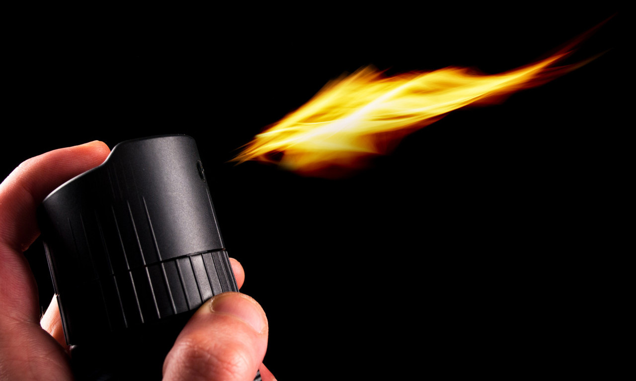 HOROR U NOVOM SADU, POGLEDAJTE KAKO JE MUŠKARAC ZAPALIO NOVOGODIŠNJU DEKORACIJU Hitno se oglasio gradonačelnik (VIDEO)