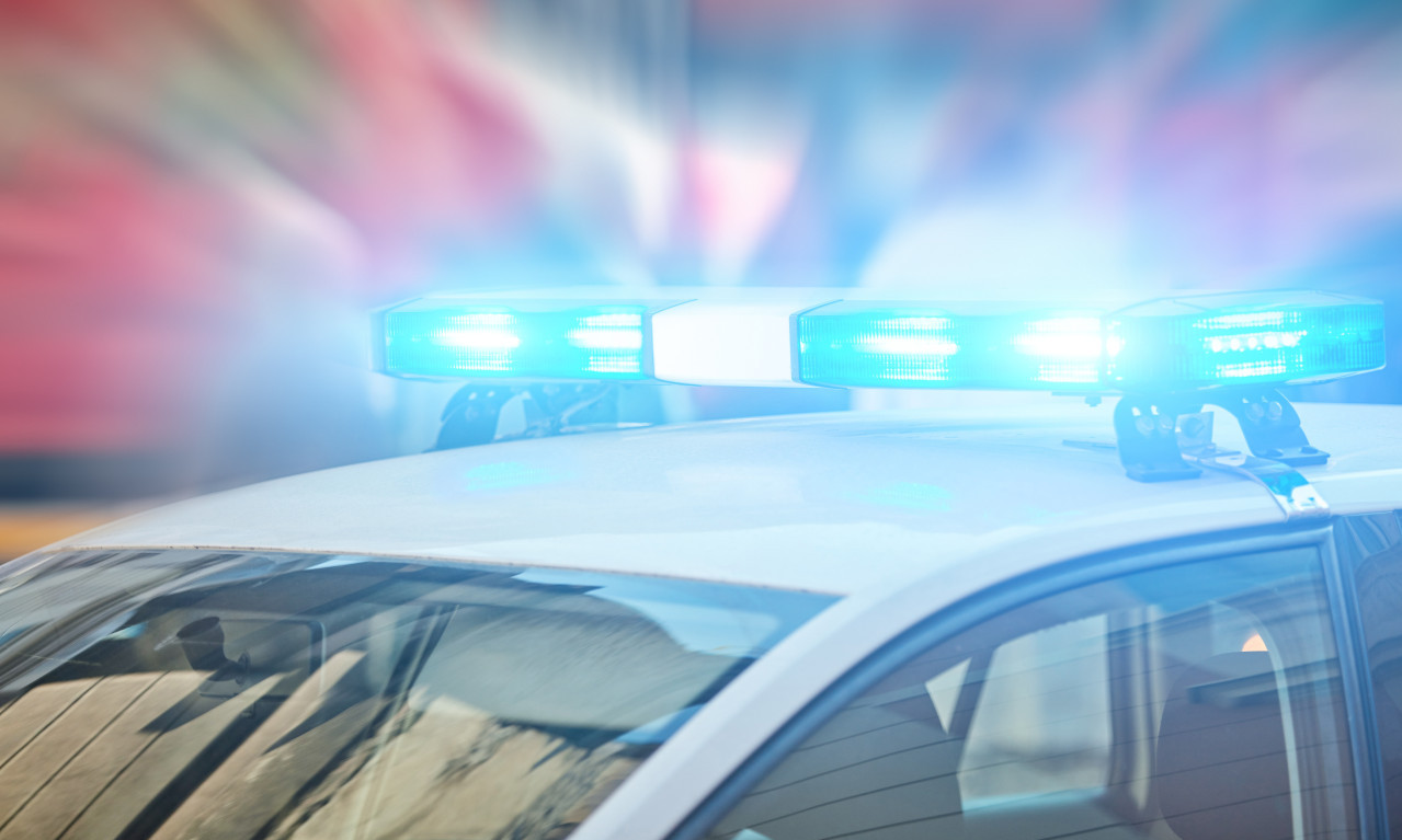 POLICAJAC PRIVEO NOVINARKU PA IMALI S*KS U STANICI Kolege videle da se nešto ljulja, kad ono međutim...