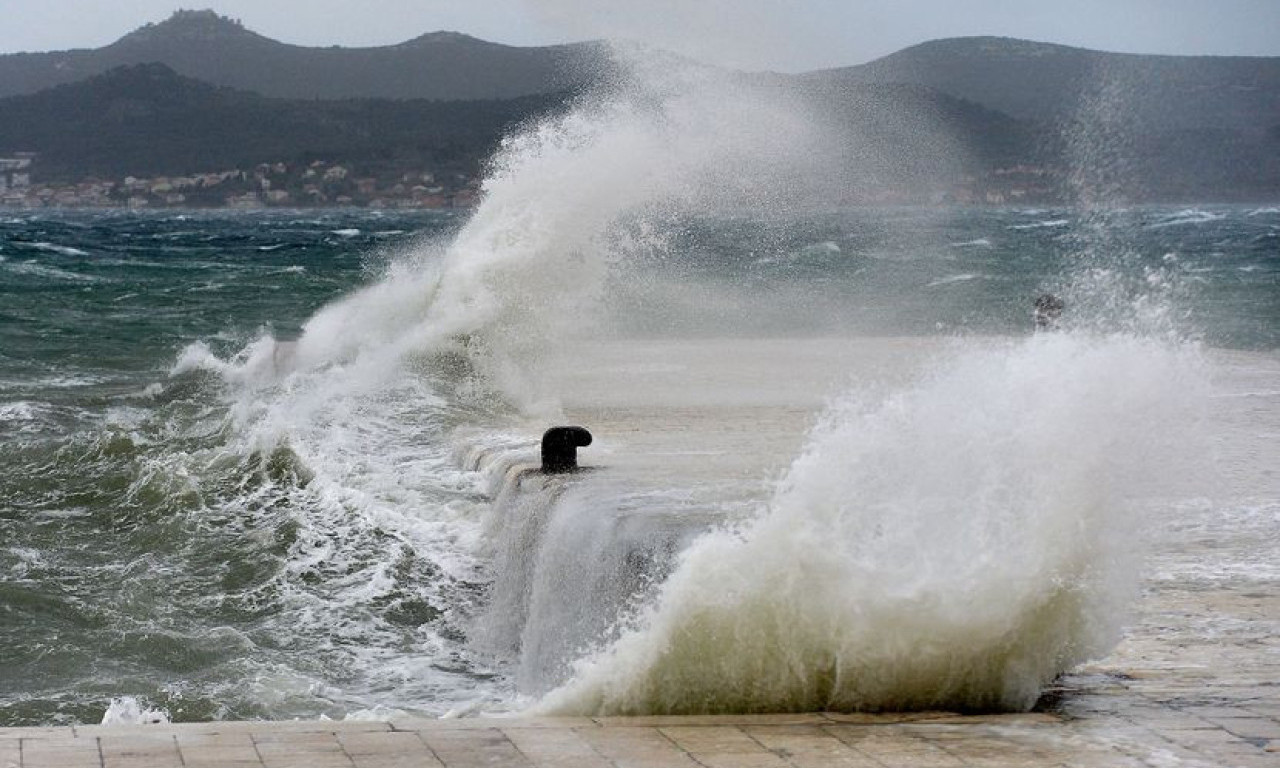 NEVREME okovalo HRVATSKU! Sneg na PLATKU i Zavižanu, u Dalmaciji PAO I GRAD
