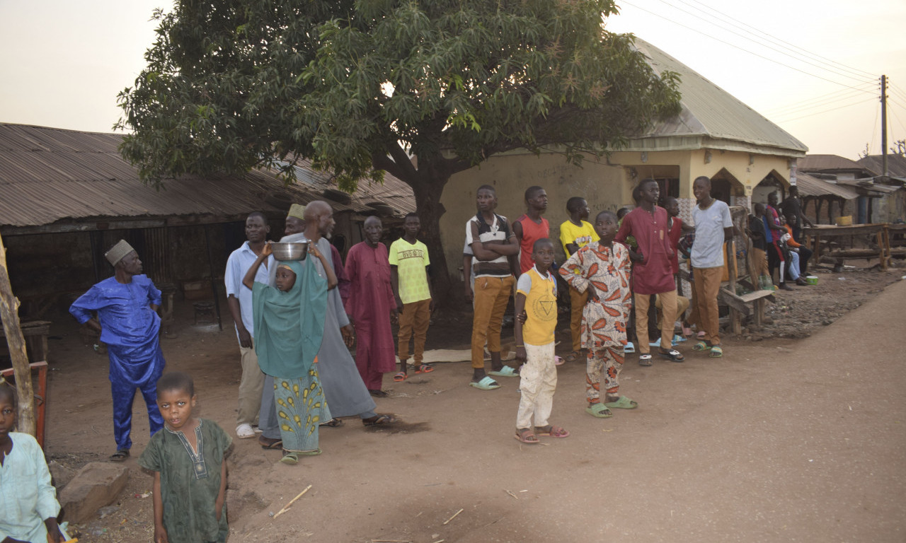 Otmičarima POBEGLO 28 od 300 dece! Naoružani ljudi KIDNAPOVALI đake ispred škole u Nigeriji