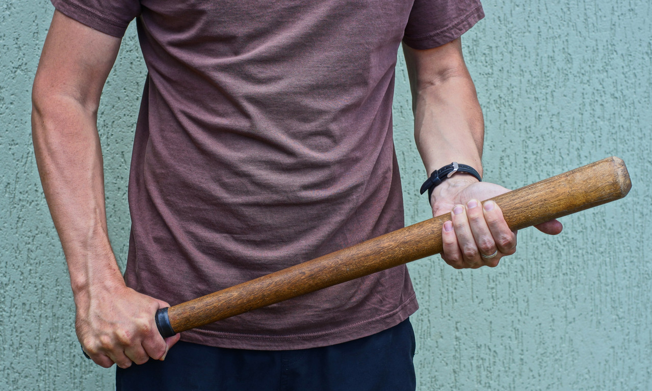 GAZDA KAFIĆA BRUTALNO PREBIO TRI GOSTA: Vređali konobaricu, a onda se on pojavio i "nanizao" ih! (VIDEO)