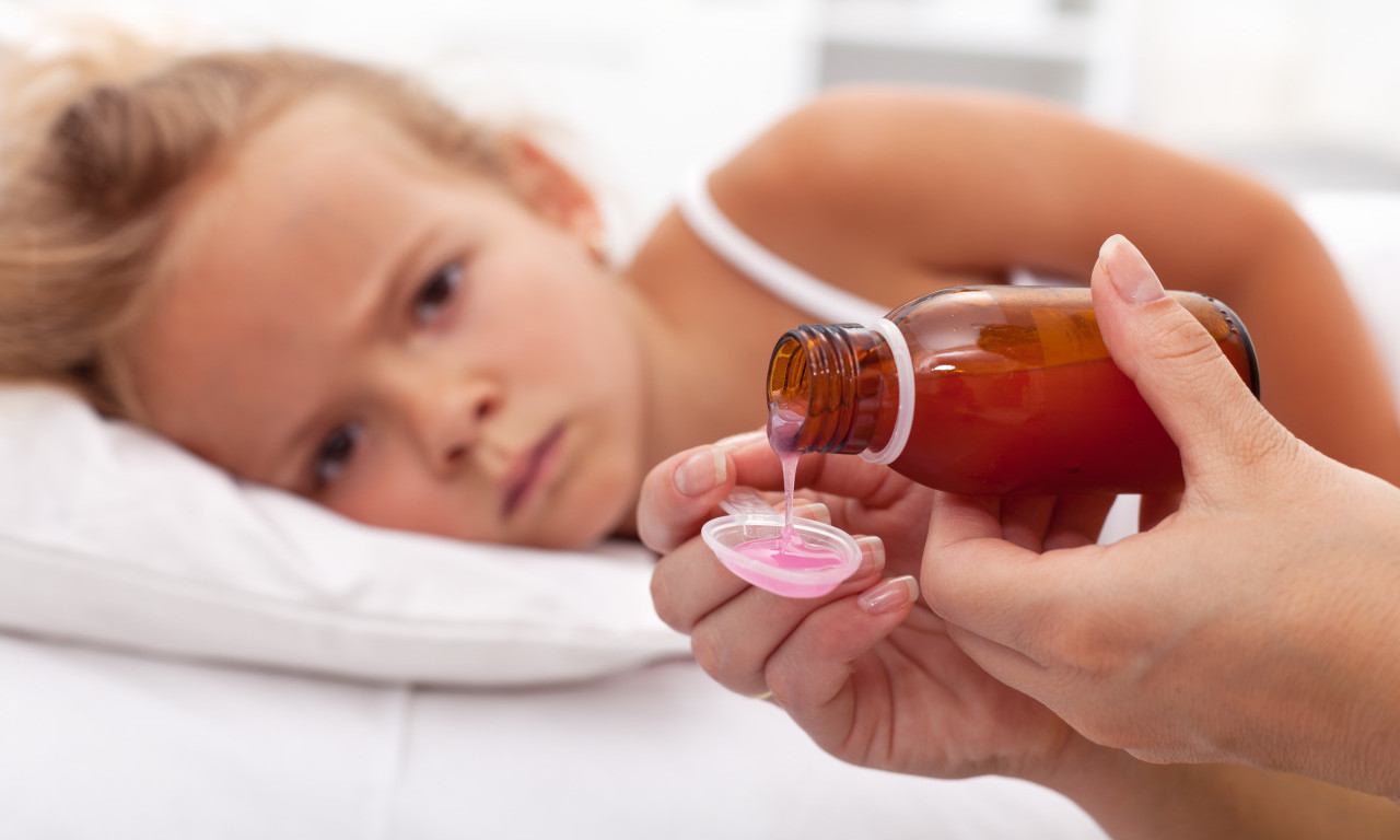 HITNO UPOZORENJE ALIMS-a ZA RODITELJE: Ograničena upotreba sirupa za bebe zbog opasne supstance – rizik od otkazivanja organa!