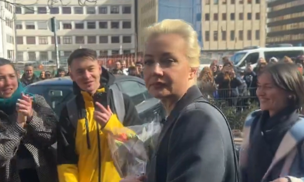 NEZAUSTAVLJIVA! ŽENA NAVALJNOG na dan izbora u Rusiji MEĐU DEMONSTRANTIMA! Na hiljade njih je dočekalo OVACIJAMA (VIDEO)
