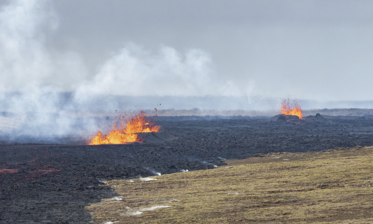 Vulkan na Islandu se još NE SMIRUJE, i dalje IZBACUJE DIM I LAVU! Evo šta je sa obližnjim GRADOM i objektima (FOTO)