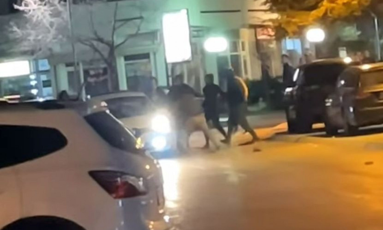 Brutalna TUČA Delija i Varvara! Užas u centru Bara, navijači Budućnosti pobegli kolima! (VIDEO)