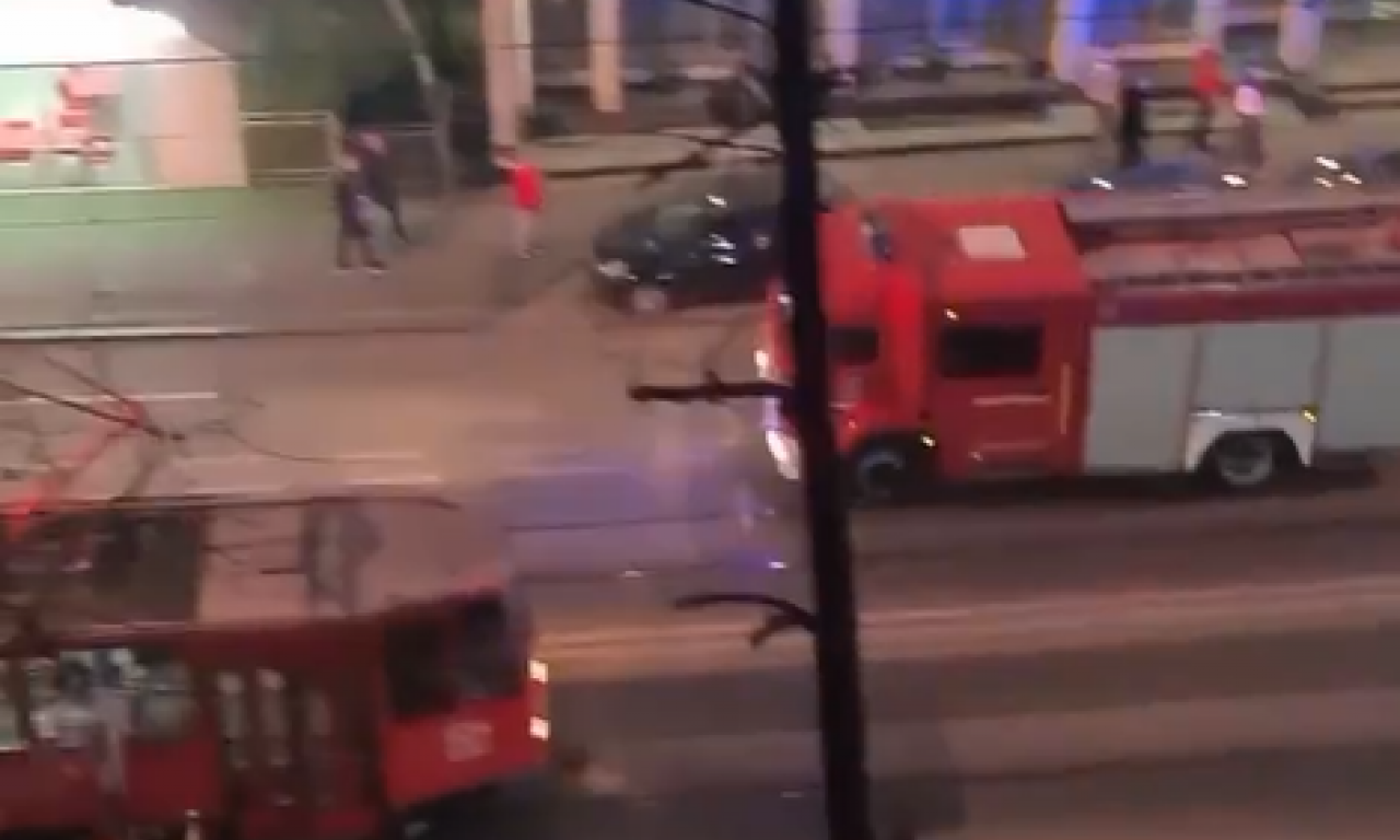Gori KUĆA na Voždovcu! Plamen KULJA na sve strane! (VIDEO)
