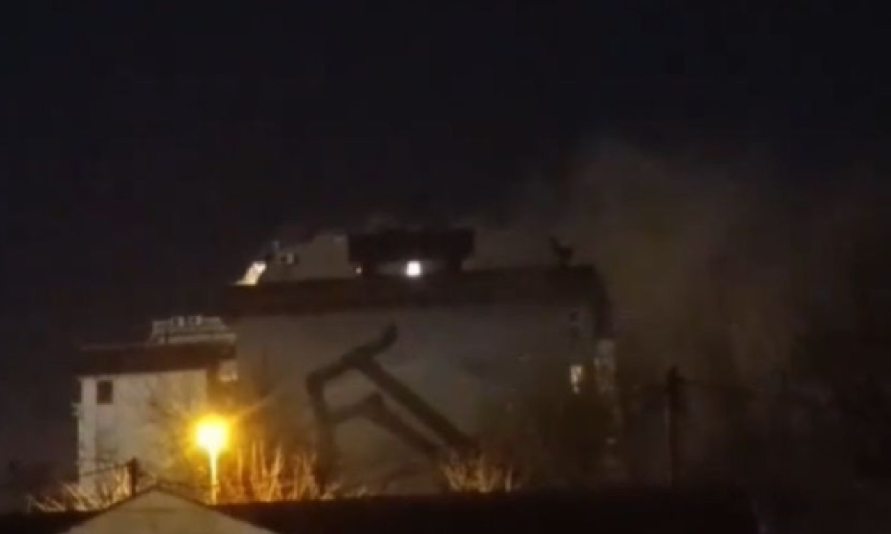 Požar na Dorćolu: Sa krova zgrade KULJA DIM, sve se dešava BLIZU SPORTSKOG CENTRA!