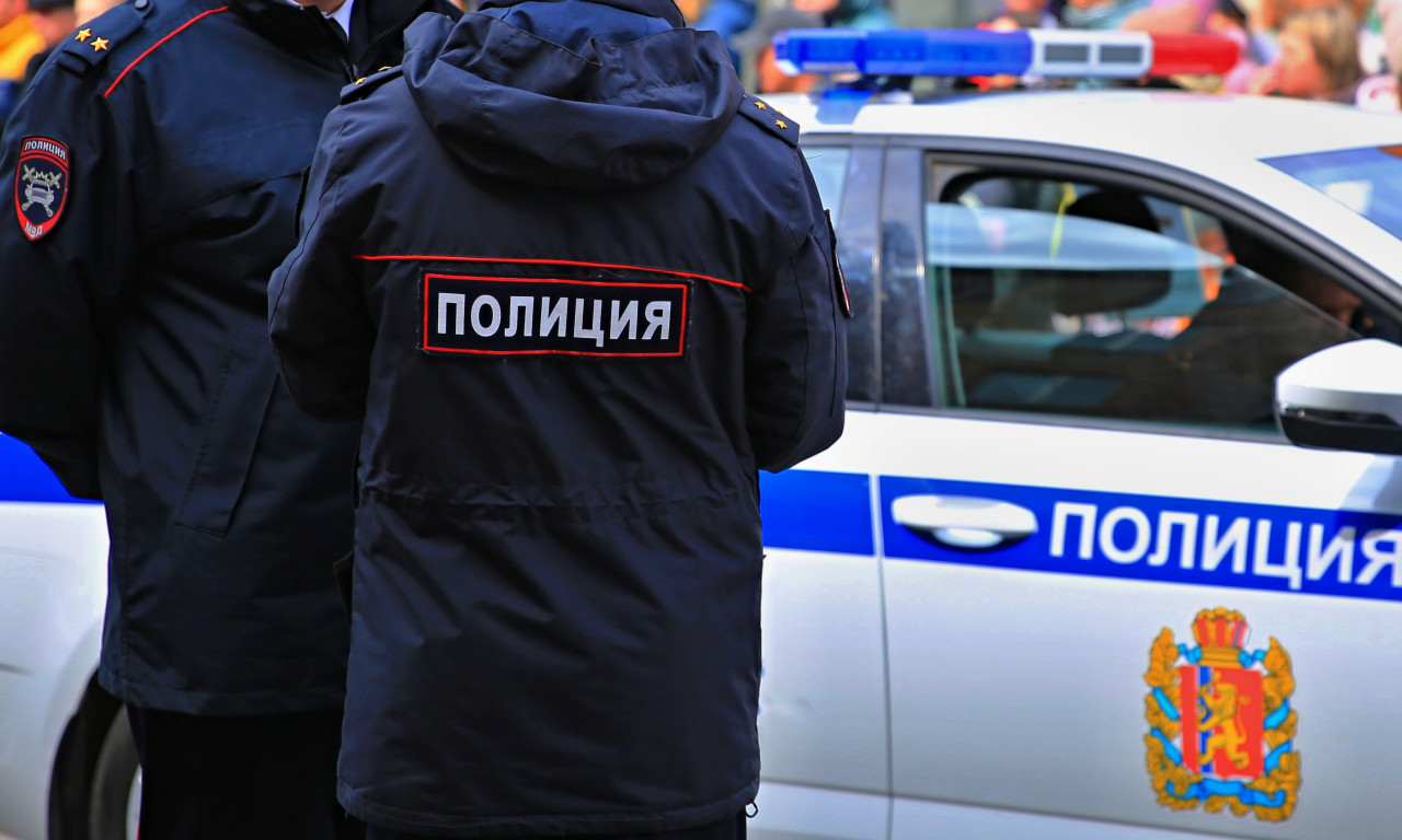 MLADIĆ ZAPALIO POLICIJSKO VOZILO Kamere snimile čin tinejdžera, pa je uhapšen