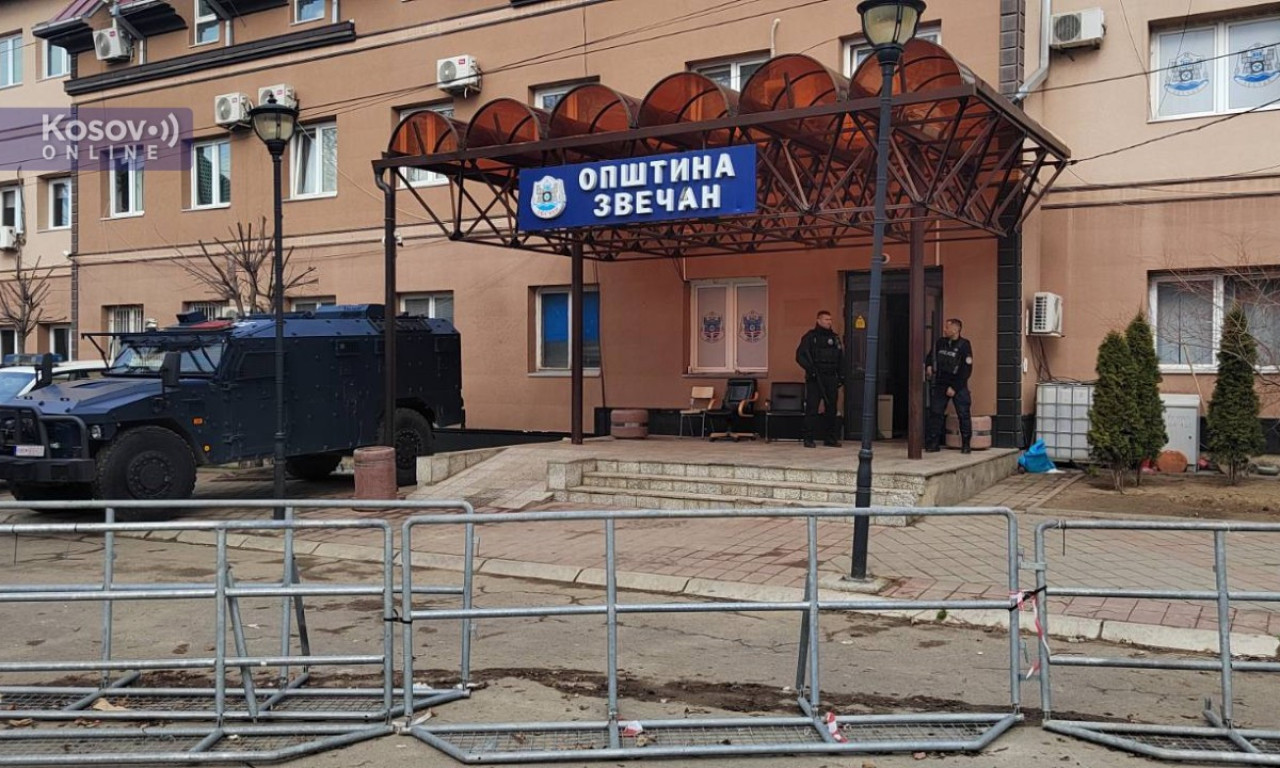 IZGREBALI OČI SRPSKIM SVECIMA! Oskrnavljene ikone u prostorijama opštine Zvečan (FOTO)