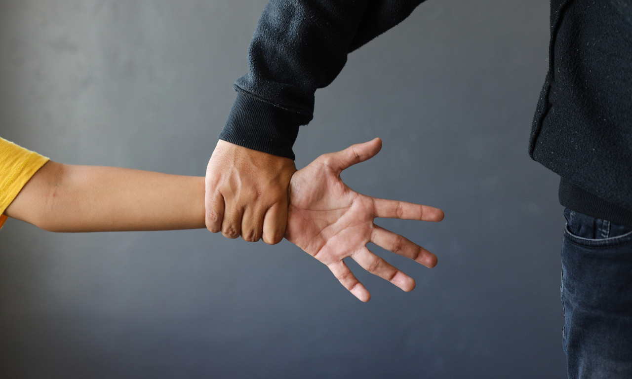 POKUŠAJ OTMICE DETETA U DEČANIMA! Komšija uspeo da zaustavi auto - otmičar je na slobodi!