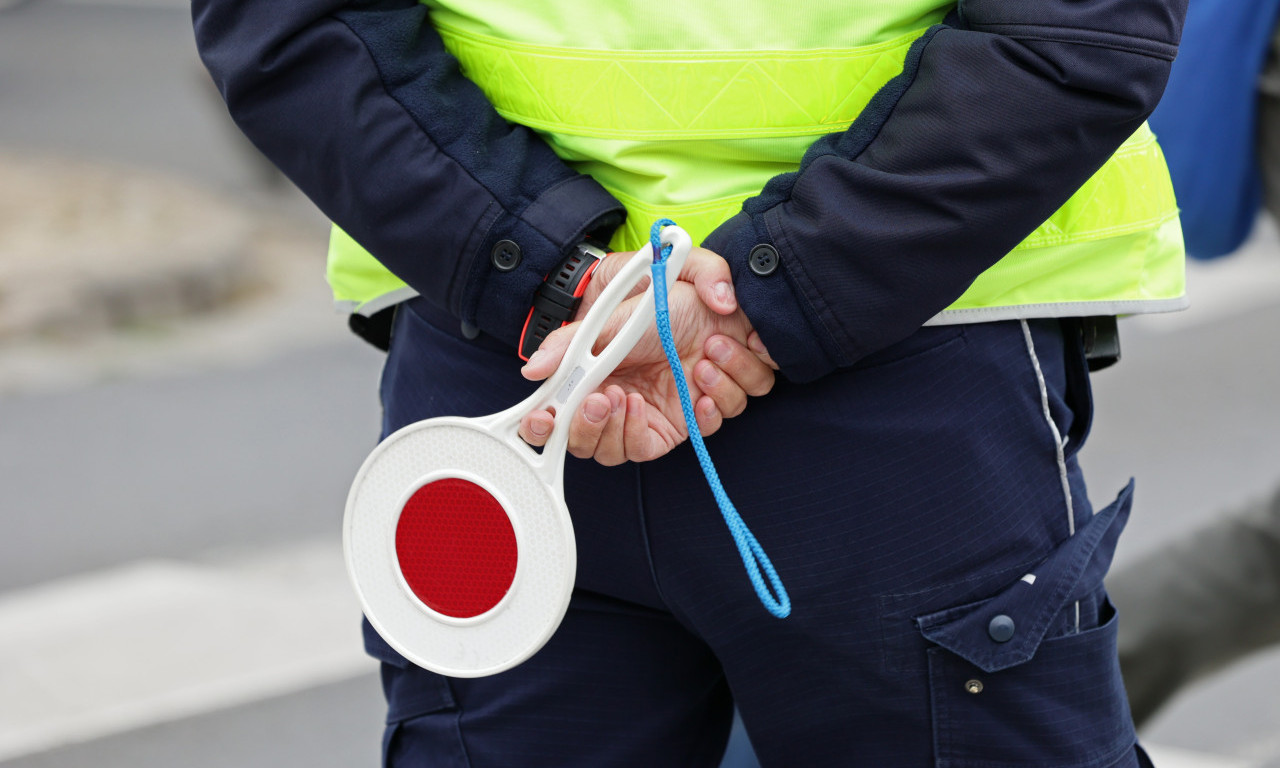 DROGIRAN SEO ZA VOLAN, PA DAO GAS! Saobraćajna POLICIJA odmah REAGOVALA, vozač u Gornjem Milanovcu zadržan u stanici