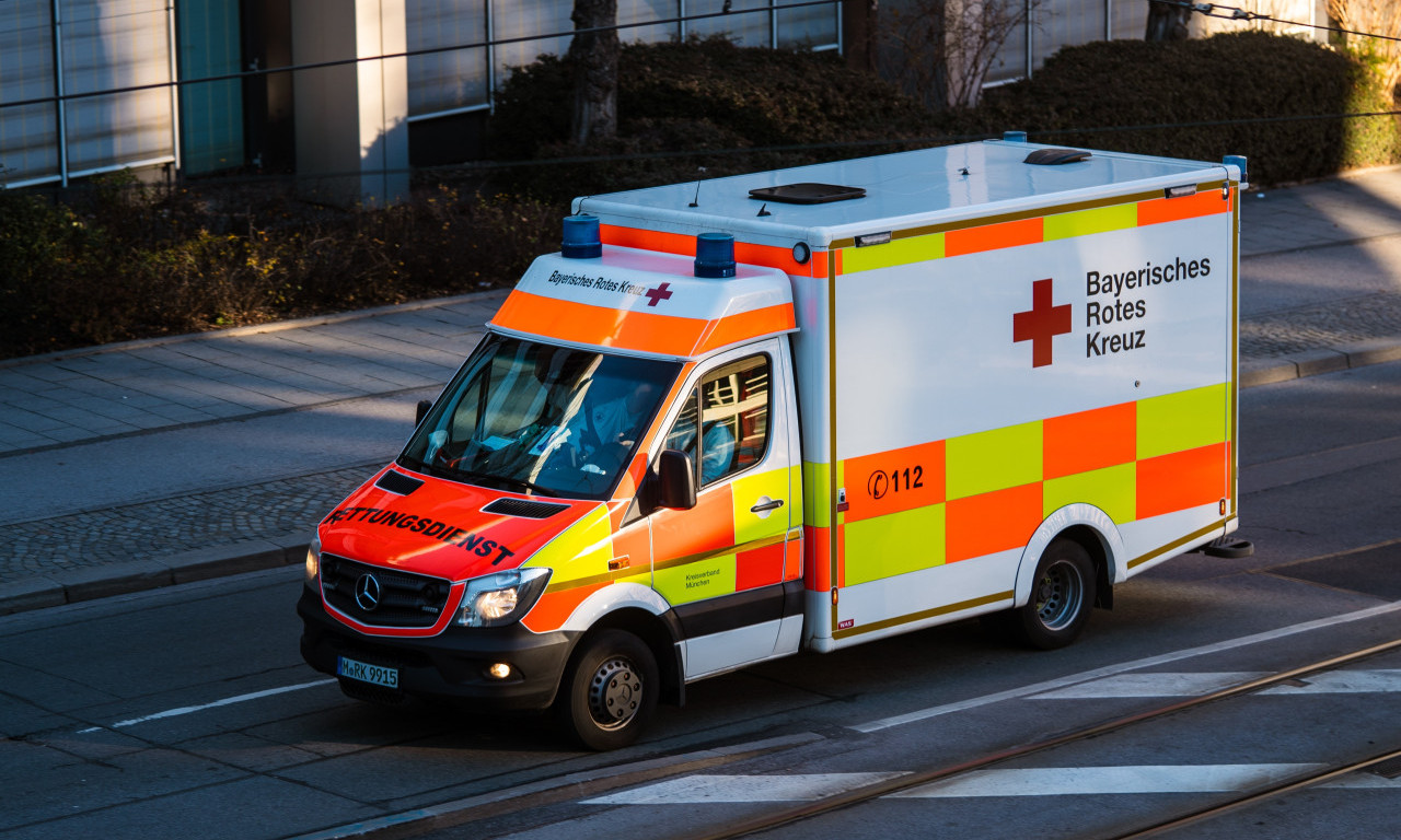 POLICIJSKO VOZILO TEŠKO POVREDILO DEČAKA (4) Drama u Nemačkoj