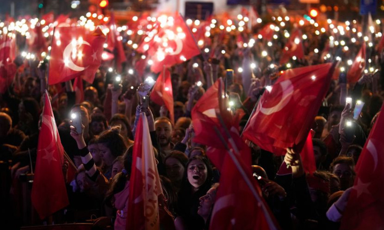 HIT SNIMAK IZ TURSKE! Slave poraz Erdogana uz PESMU NADE TOPČAGIĆ! (VIDEO)