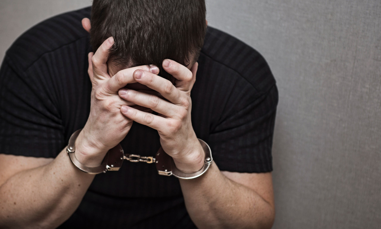 UDARIO U POLICIJSKI AUTO PA KRENUO DA BEŽI Potera u Puli, kod dilera pronađen kokain i MDMA