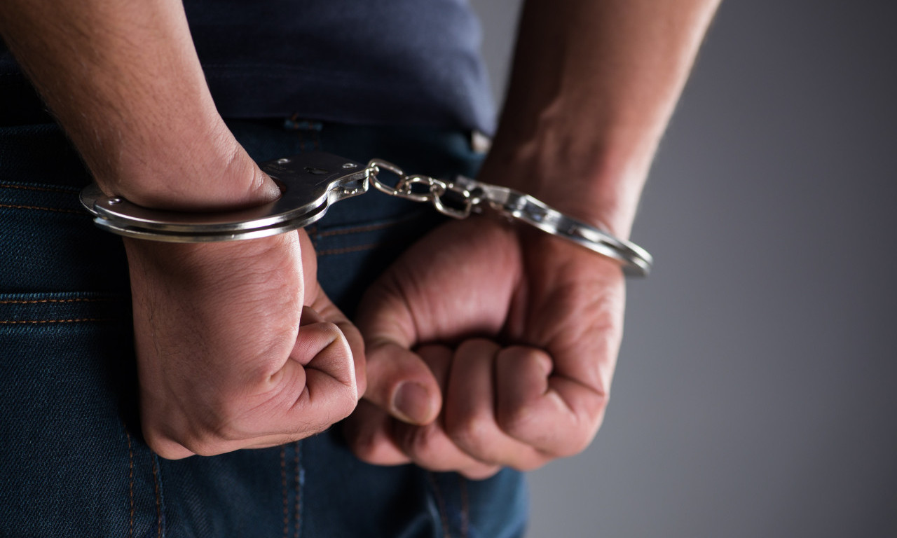 HAPŠENJE U NOVOM SADU Policija upala u stan i sve pretresla! Kad su ovo našli odmah su muškarcu stavili lisice