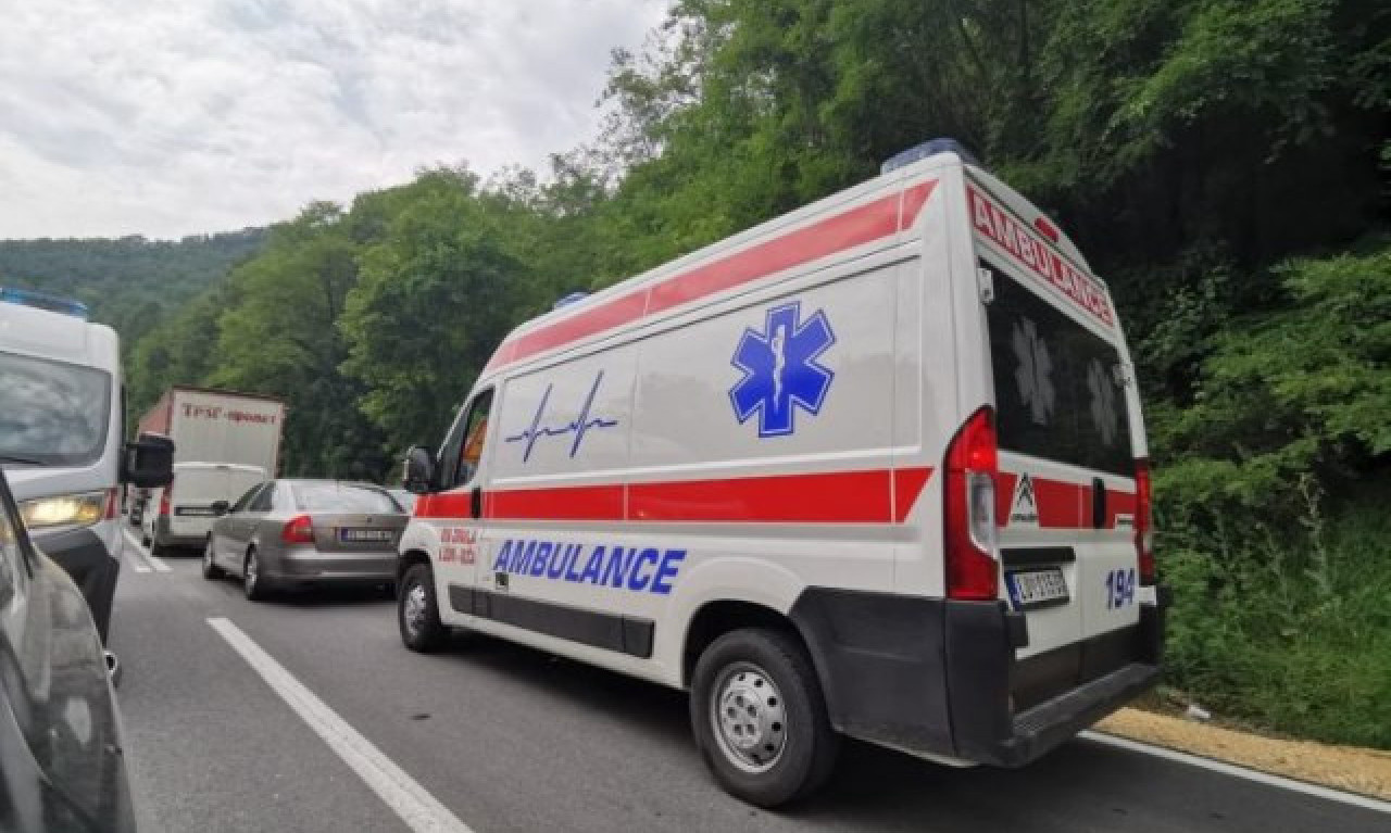 LANČANI UDES U ŽELEZNIKU: Obustavljen saobraćaj, ima POVREĐENIH! (VIDEO)