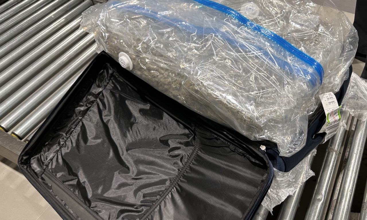 VELIKA AKCIJA NA BEOGRADSKOM AERODROMU! Carinici zaustavili putnika sa SUMNJIVIM KOFEROM a unutra ŠOK, odmah je uhapšen