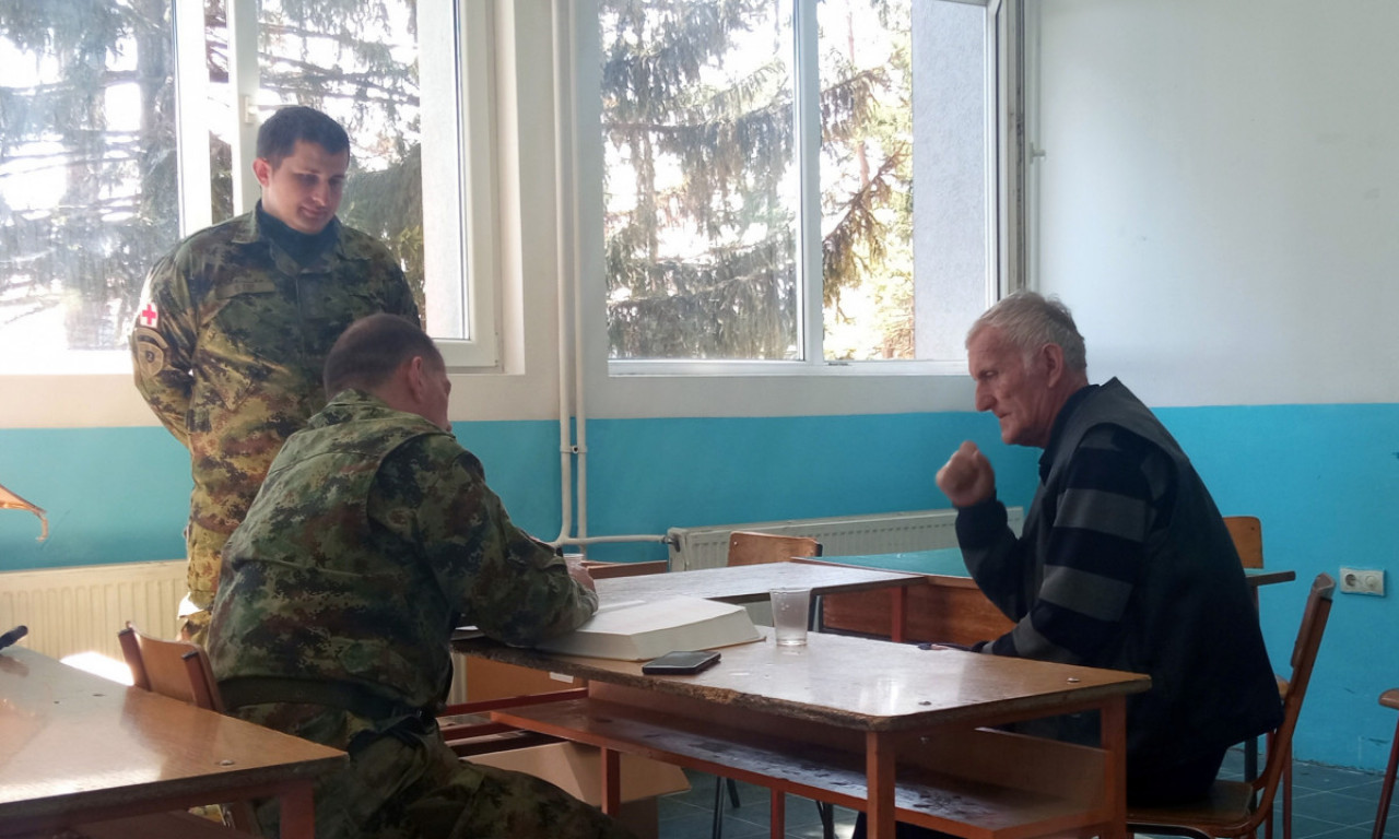 Humanost na delu! Pripadnici Vojske Srbije i vojni lekari pregledali ŽITELJE PEŠTERSKIH SELA: Obišli i nepokretne