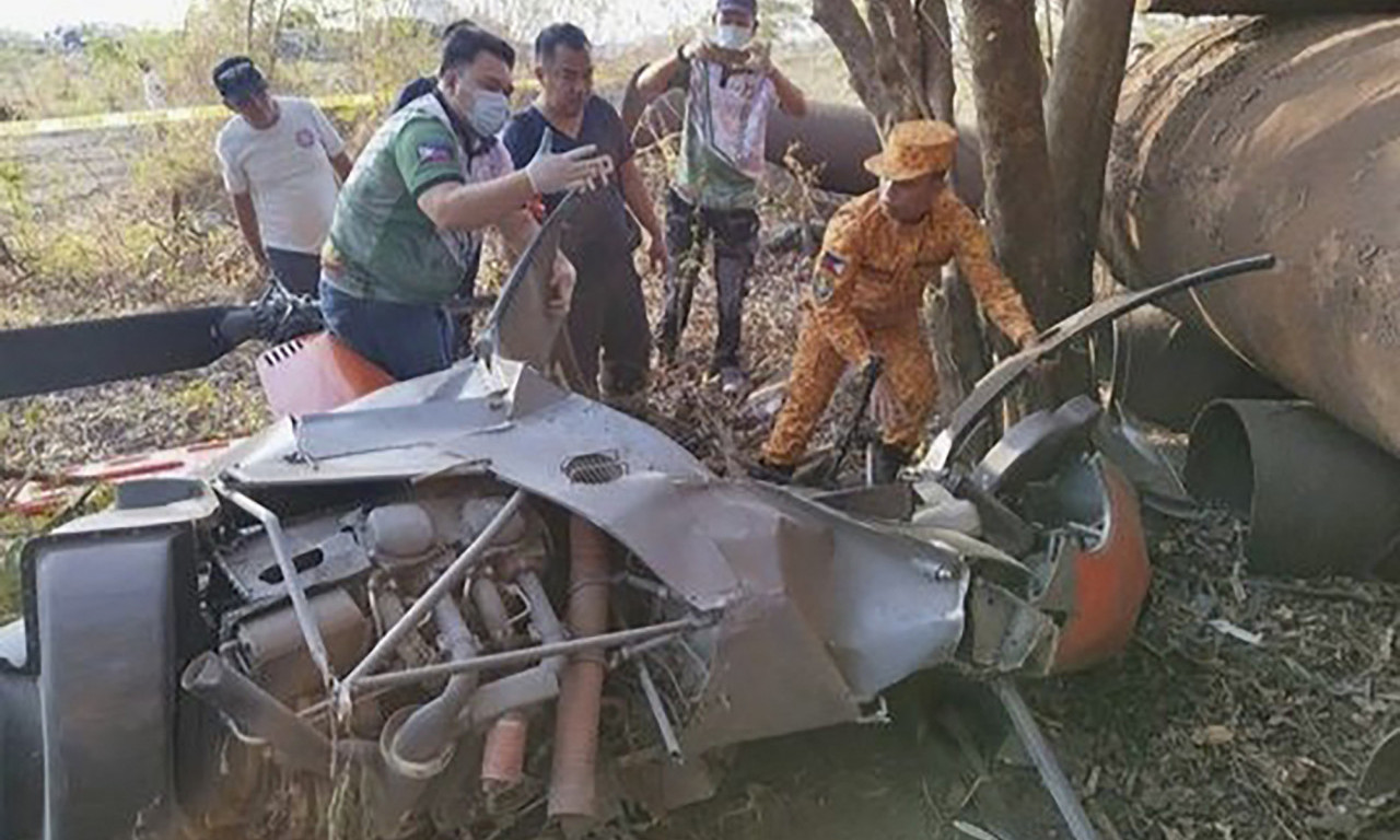 UŽAS NA FILIPINIMA! SRUŠIO se HELIKOPTER za obuku, POGINULA 2 PILOTA filipinske mornarice (FOTO)