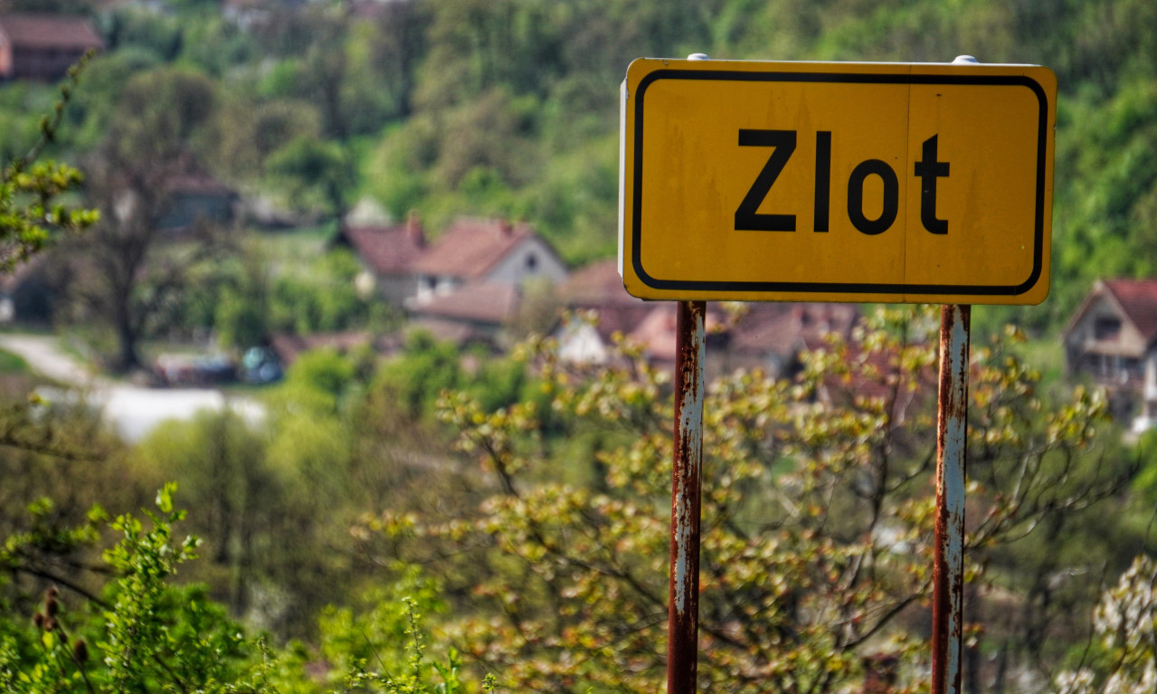 POLICIJA napravila obruč oko GROBLJA U SELU ZLOT! Čeka se SAHRANA DALIBORA, intezivno se traga za DANKINIM TELOM (FOTO)