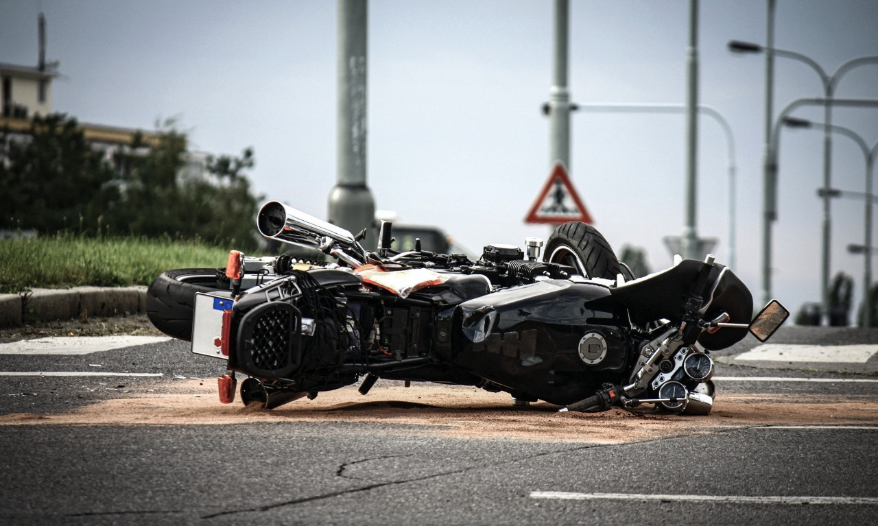 OBOREN MOTOCIKLISTA U ŽABLJU Zadobio povredu karlice (FOTO)