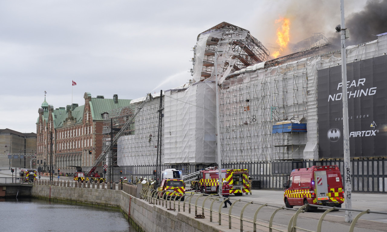 Pogledajte jeziv prizor! Gori jedna od NAJPOZNATIJIH ZGRADA KOPENHAGENA: Toranj u PLAMENU se srušio na krov! (VIDEO)