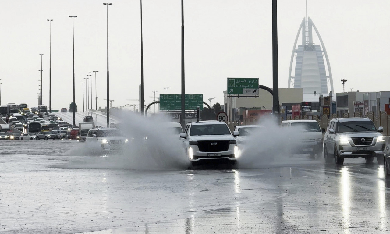 Apokaliptično NEVREME zahvatilo DUBAI: OTKAZANI LETOVI, poplavljeni putevi... (VIDEO)