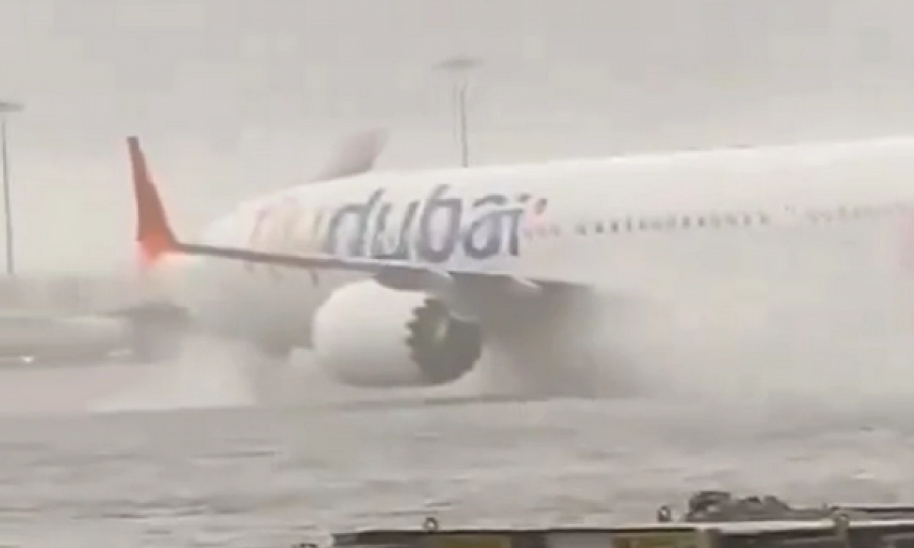 APOKALIPTIČNE SCENE U DUBAIJU! Potpuni POTOP na aerodromu, avion "PLIVA" PO PISTI! (VIDEO)