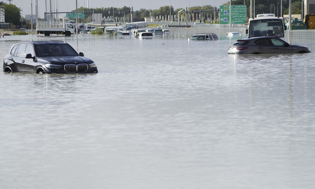 POGLEDAJTE JEZIVE SCENE IZ DUBAIJA! Grad POTOPLJEN, kola vire iz vode, aerodrom zatvoren ( FOTO+VIDEO)