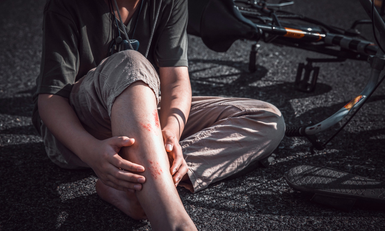 Drama u Novom Beogradu! Muškarac nokautirao dete? UZNEMIRUJUĆI SNIMAK KRUŽI DRUŠTVENIM MREŽAMA! OGLASIO SE MUP (VIDEO)