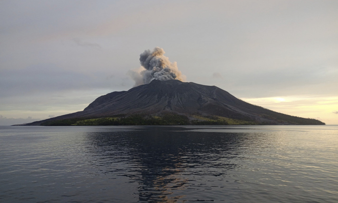 SKORO 10.000 ljudi zbog vulkana OSTAVLJA SVE! Iseljava se CELO OSTRVO zbog ERUPCIJA! (VIDEO)