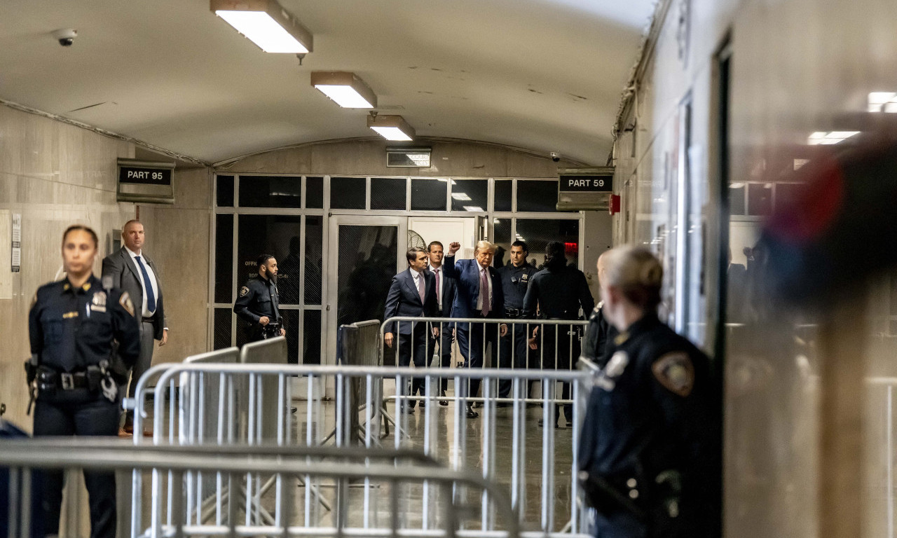 I to je MOGUĆE u SAD! Muškarac se zapalio ispred suda u kom se sudi Trampu