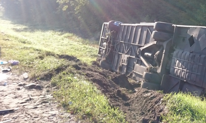 DETALJI NEZGODE U NEMAČKOJ: Prevrnuo se AUTOBUS PUN DECE! Povređeno 27 učenika
