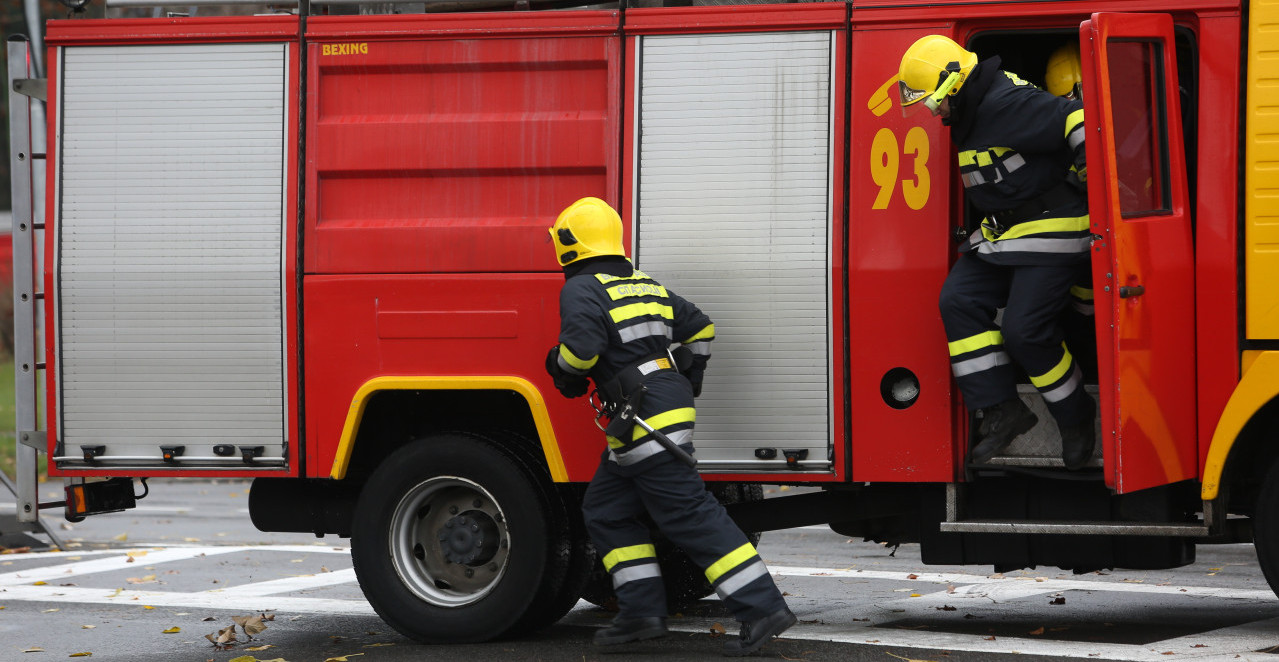 POŽAR U ZGRADI U ZEMUNU: U toku je evakuacija stanara, na teren izašlo 12 vatrogasnih vozila