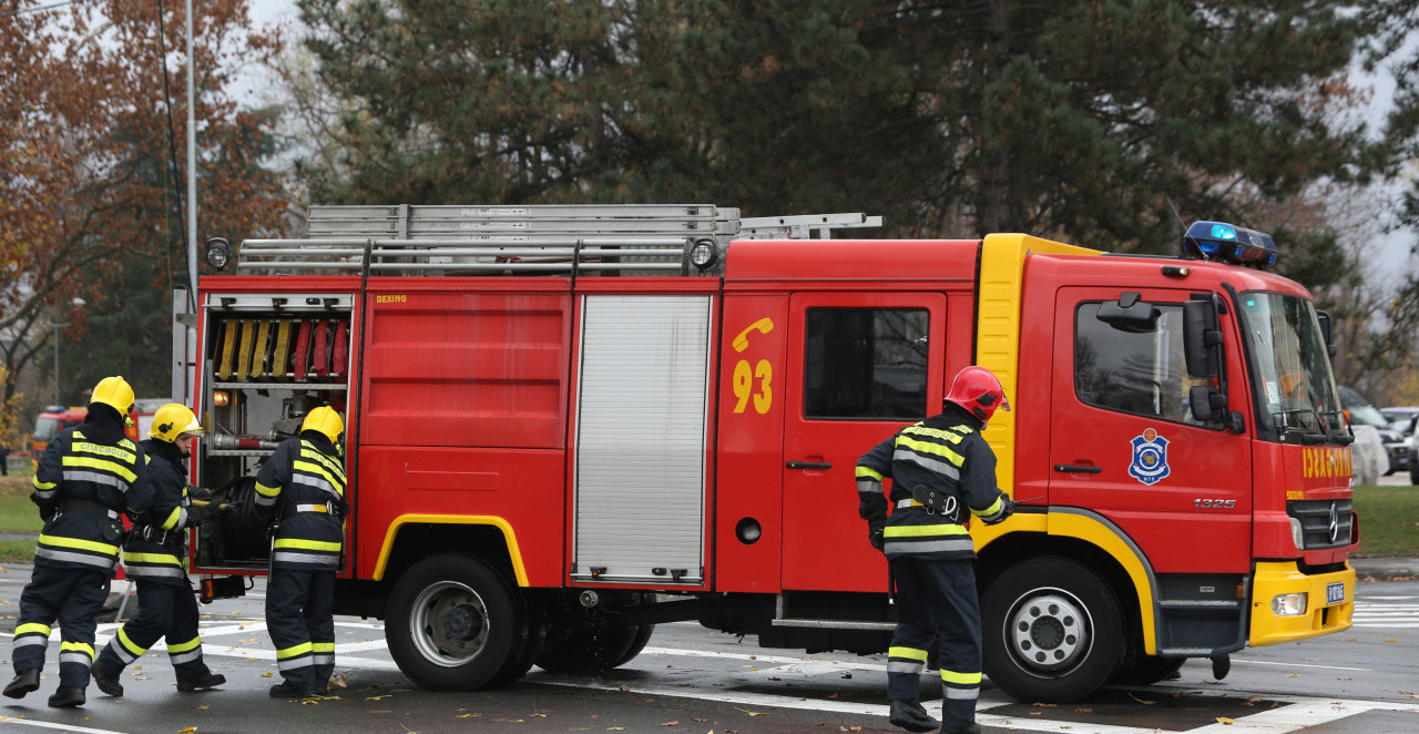 BUKTI POŽAR U BEOGRADU! Cela zgrada EVAKUISANA, na licu mesta vatrogasci i policija