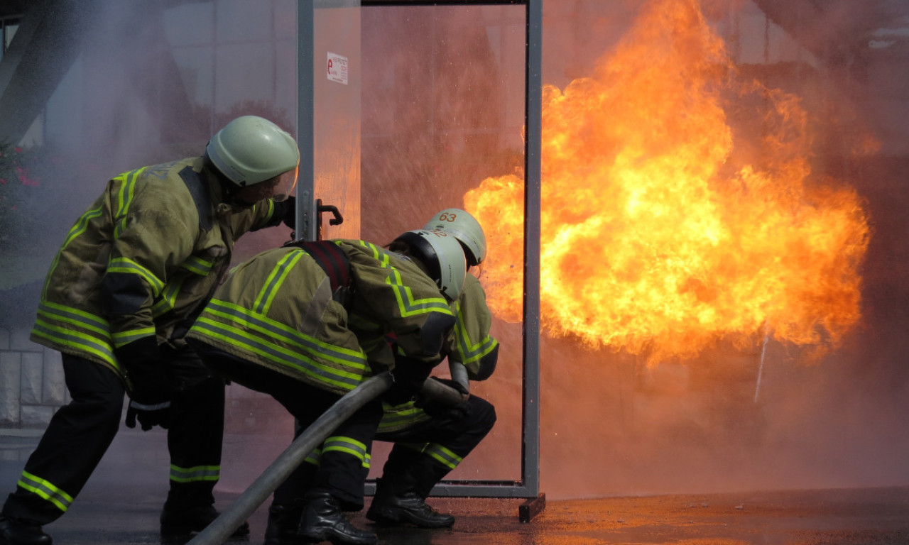 GORI BIVŠI TV CENTAR! 100 vatrogasaca se bori za buktinjom u zgradi - pogledajte scene iz svetske prestonice (FOTO)