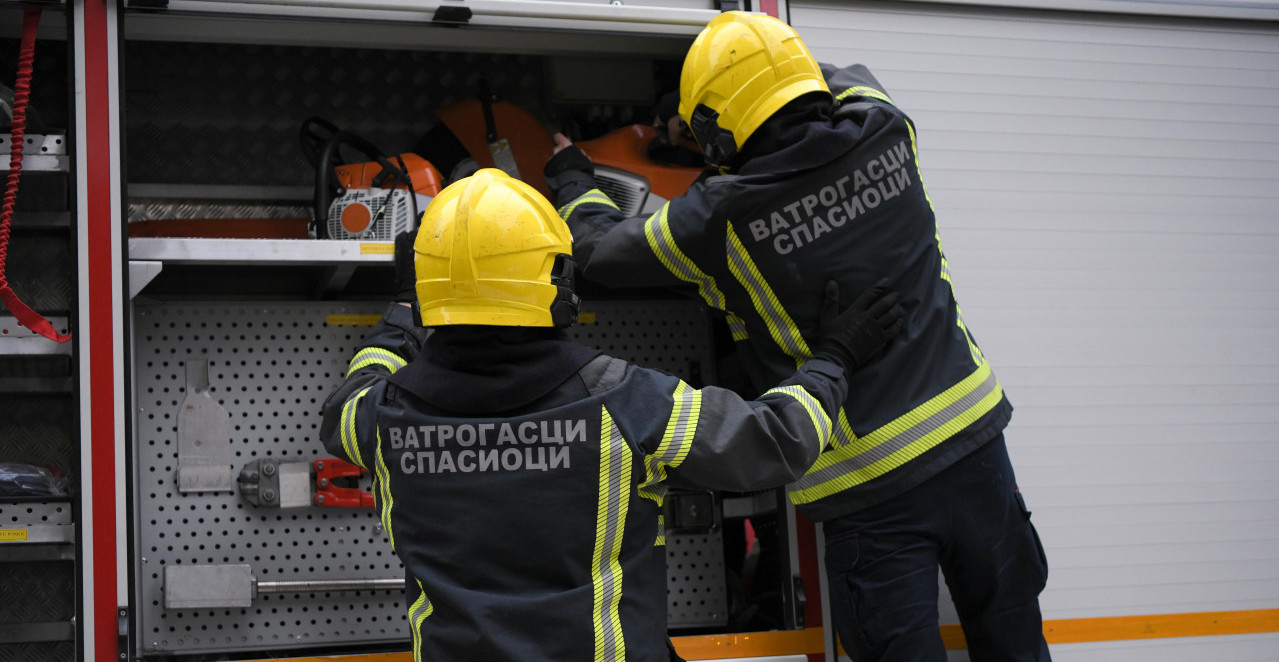 DRAMATIČNE SCENE UZNEMIRILE PRESTONICU: Bukti veliki požar kod Surčina!