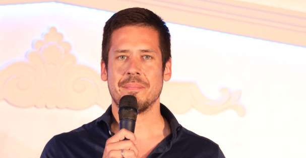 NIKOLA ROKVIĆ NAS STALNO ODUŠEVLJAVA, ALI OVO...Pogledajte šta sad radi pevač koji je za primer celoj estradi! (FOTO)