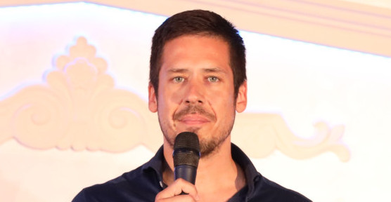 NIKOLA ROKVIĆ NAS STALNO ODUŠEVLJAVA, ALI OVO...Pogledajte šta sad radi pevač koji je za primer celoj estradi! (FOTO)