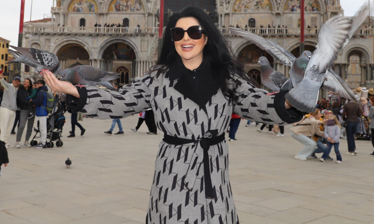 NIŽU SE SLAVLJA U DVORCU DRAGANE MIRKOVIĆ Zgodni sportista donеo poklon koji je oduševio pevačicu (FOTO)