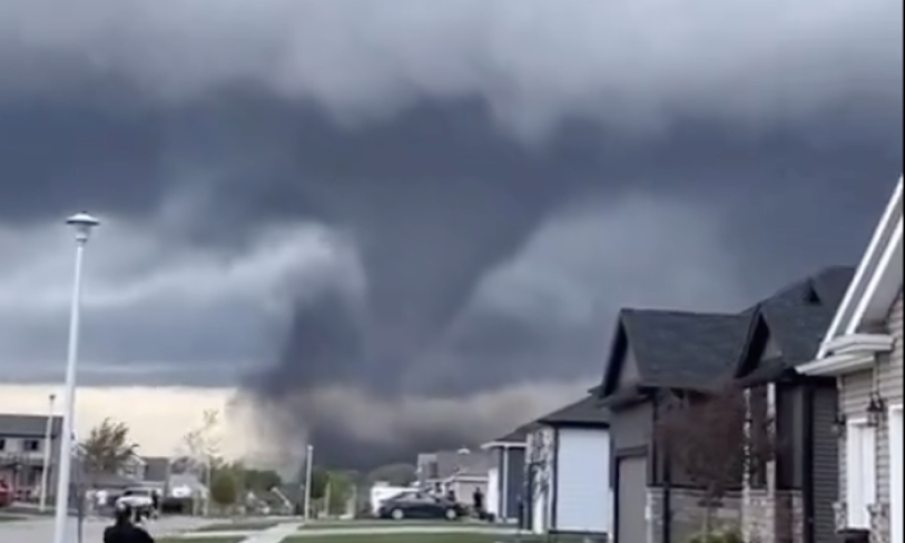 APOKALIPTIČNI SNIMCI IZ AMERIKE! Talas TORNADA ruši sve pred sobom, prizor IZ VOZA je posebno ZASTRAŠUJUĆ (VIDEO)