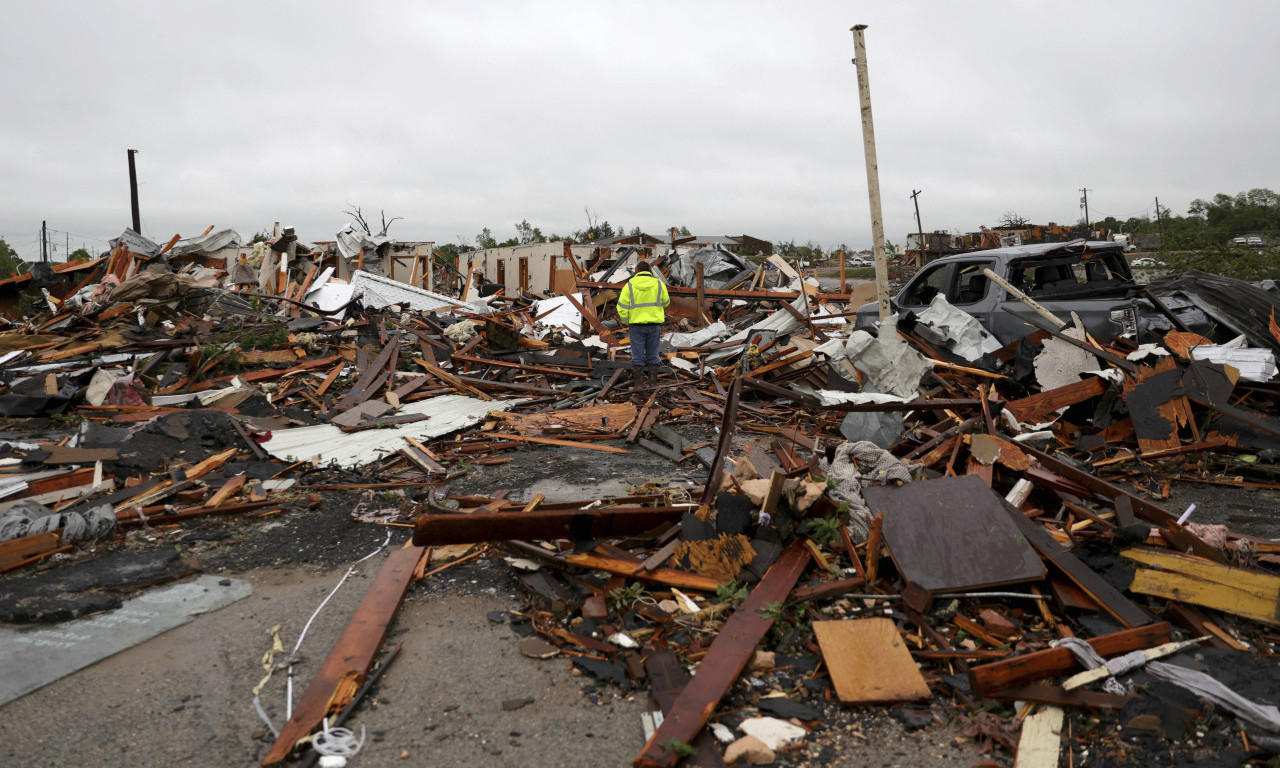 POGLEDAJTE TUŽNE PRIZORE IZ SAD! TORNADO OPUSTOŠIO OKLAHOMU: Poginule dve osobe, četvoro povređenih (FOTO)