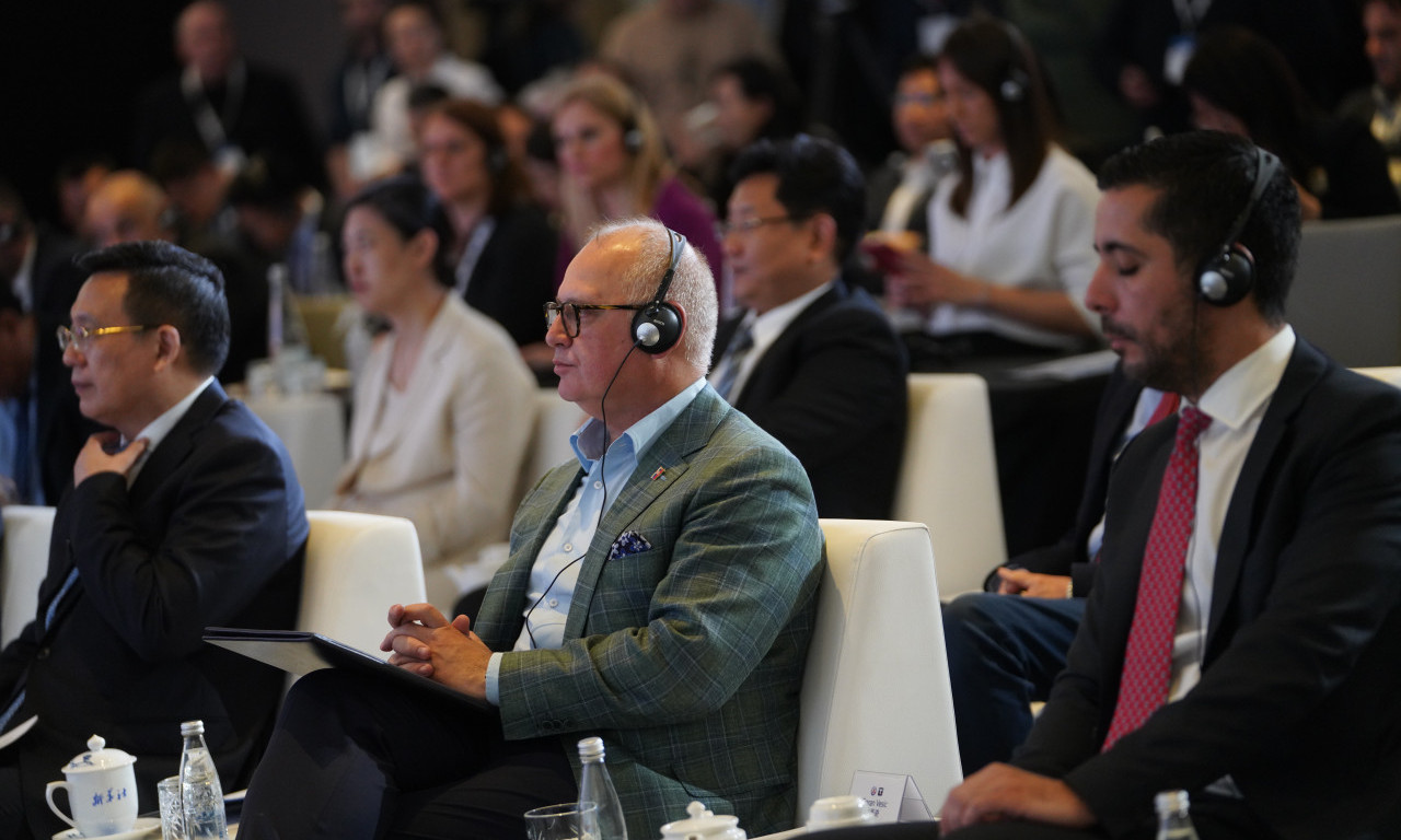 ZNA SE KOJI ĆE MINISTRI NASLEDITI VESIĆA I MOMIROVIĆA Premijer Miloš Vučević saopštava imena