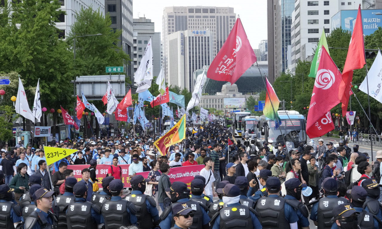 Hapšenja, ZAHTEVI, okupljanja! Širom sveta održani PRVOMAJSKI PROTESTI za radnička prava
